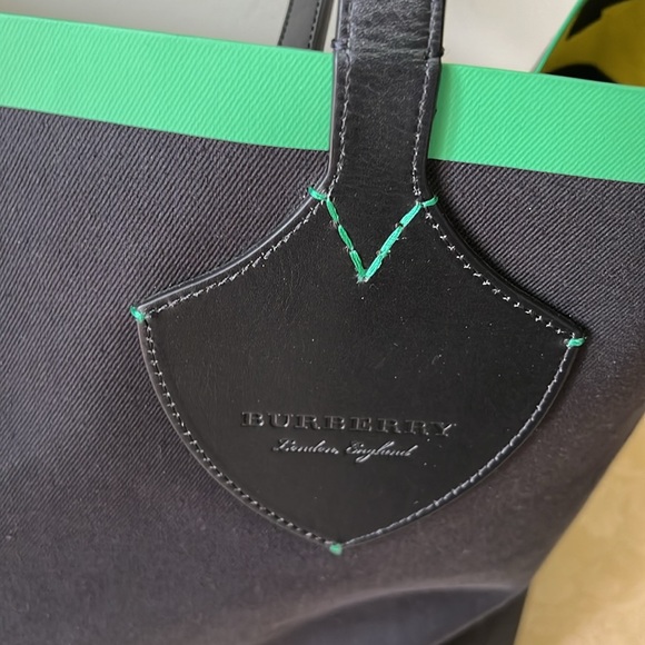 Burberry Graffiti reversibele canvas Tote. - Picture 8 of 14